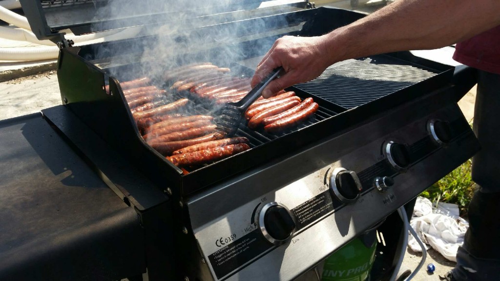 BARBECUE DEVANT L’ATELIER DE JORDAN